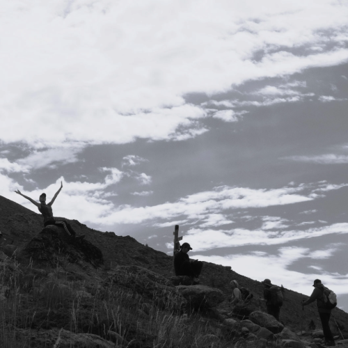 Lac très bleu avec neige et glace en Clarée