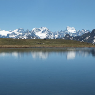 Lac très bleu avec neiage et glace en Clarée