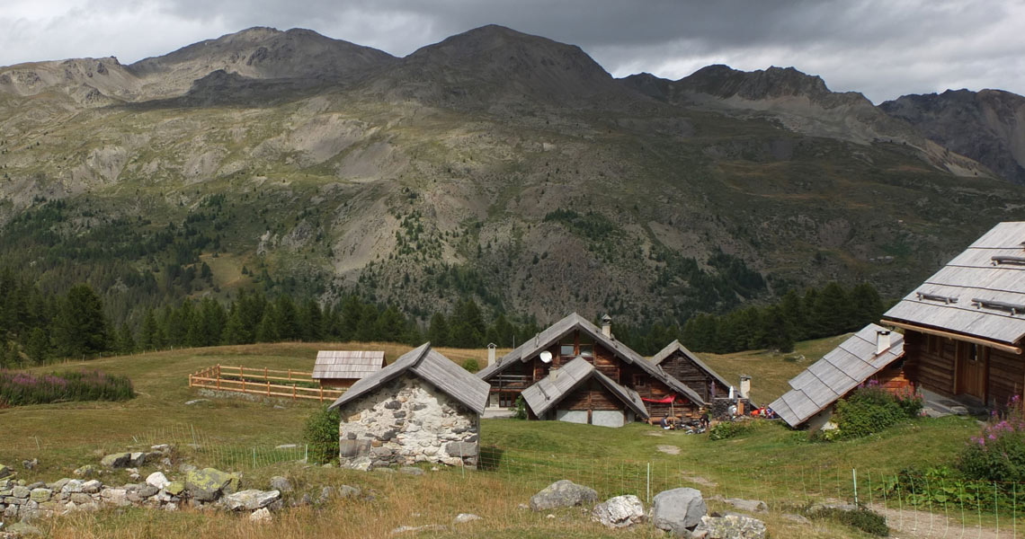 refuge Clarée sous un ciel gris en automne