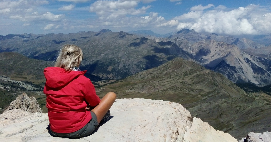 femme qui observe le paysage dans la plenitude