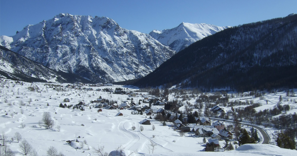 Village de Névache sous le soleil en Clarée